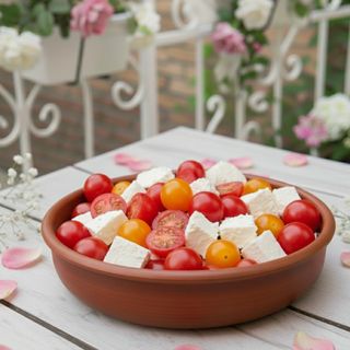 SALATA DE ROȘII CHERRY CU BRÂNZĂ