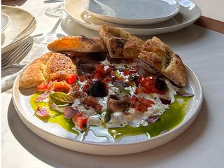 Закуска з анчоусами та страчателою (230г)