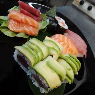 Sushi e sashimi misto 16  pezzi