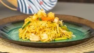 205 Noodles ramen in grano con uova, verdure e gamberi