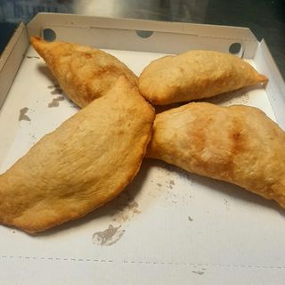 Panzerotto fritto,pomodoro, mozzarella, tonno e patate fritte 