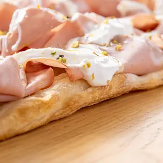 Mortadella, stracciatella e pistacchio