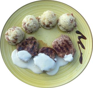 Muschiulet de porc  cu sos parmezan si cartofi taranesti