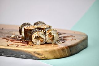 Макі з вугрем (125г)