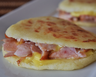 Arepa De Jamón Y Queso