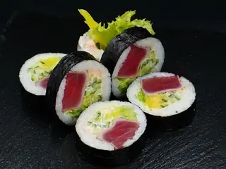 Futomaki z tuńczykiem (6 szt) (215g)