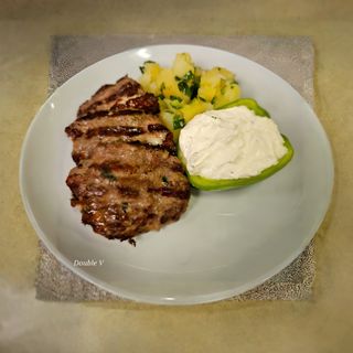 Телешки кюфтета с  гарнитура  (300г)