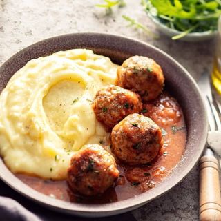 3 szt pulpety w sosie pomidorowym,ziemniaki,surówka