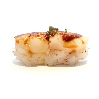 NIGIRI DE VIEIRA FLAMBEADA