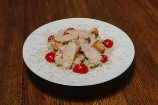 Салат «Цезарь» с курицей/ Salata cezar cu carne de pui