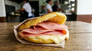 Arepa De Jamón York Y Pollo