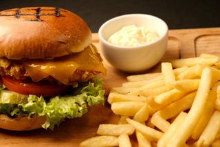 Crispy burger + cartofi prajiti + sos