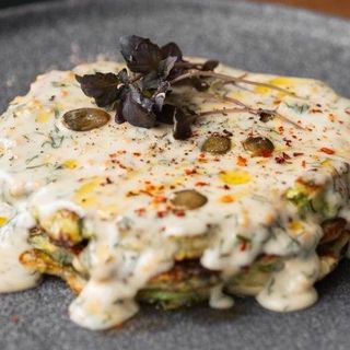 Оладки з цукіні з вершково-пармезановим соусом