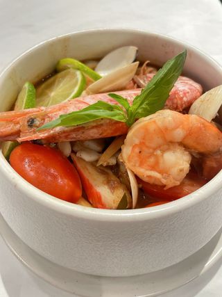 61. Zuppa piccante di mare Tom Yum