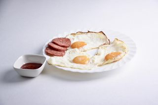 Яичница с колбасой