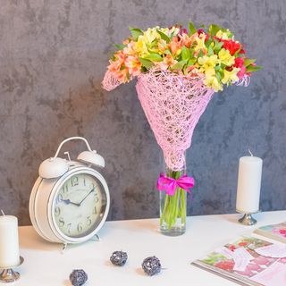 Buchet din 15 alstromerii în plasă roz