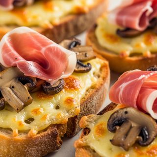 Crostini con jamón serrano y champiñones