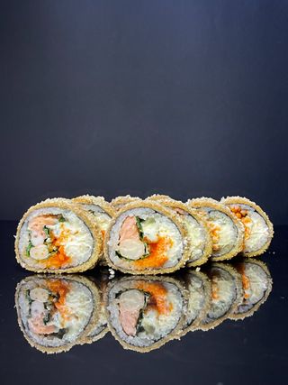 Hot roll з лососем та шпінатом
