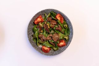 Салат с говядиной из хоспера и каперсами