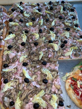 Pomodoro, mozzarella, prosciutto cotto, olive, caperi e olive nere