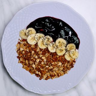 Granola z jagodami i greckim jogurtem