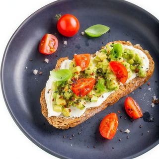 Bocata con queso fresco y tomate