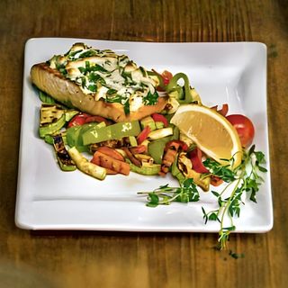 Сьомга със спанак и филаделфия върху хрупкави зеленчуци