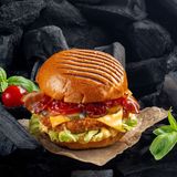 Бургер з курячою котлетою та перцем конфі