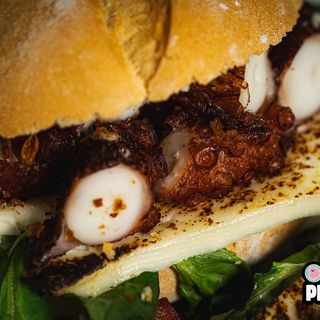 Bocadillo de pulpo frito