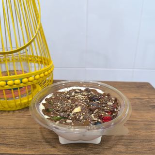 Bowl de frutas con yogur a base de coco y miel    