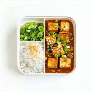 Bento de curry vegano con tofu
