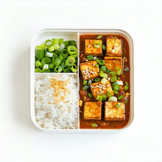 Bento de curry vegano con tofu