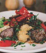 საქონლის სუკი ბოსტნეულით და სოიოს სოუსით