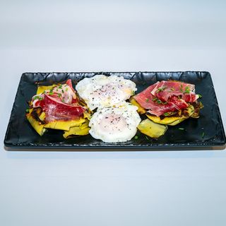 Alcachofas con jamón ibérico y huevos fritos