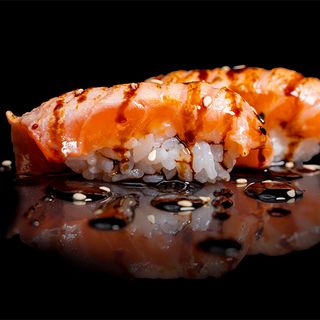 67. Nigiri Salmón Flameado (2 Pzs.)