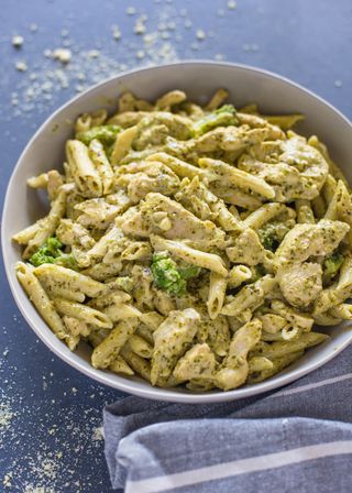 Massa Pene de Frango com Molho Pesto