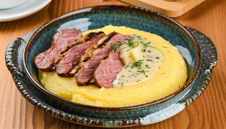 Pastrama grill cu mamliguta si mujdei