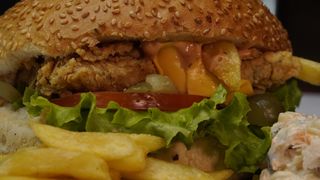 Пилешки чийзбургер