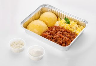 Mămăligă cu scrob, brânză, smântână și ragu Bolognese