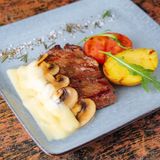 Говяжий стейк с грибами и сыром