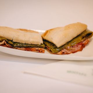 Bocadillo De Lomo Con Pimientos Verdes