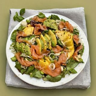 Ensalada de mango y salmón