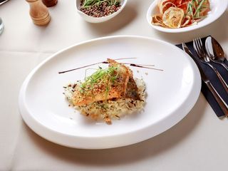 Somon in crusta de migdale cu orez salbatic