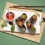 Спрінг рол з лососем