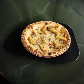 Pizza Bianca sa carpaciom od tartufa i hrskavom bukovačom