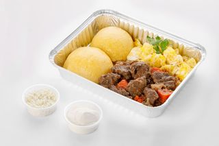 Mămăligă cu scrob, brânză, smântână și tocană de vită