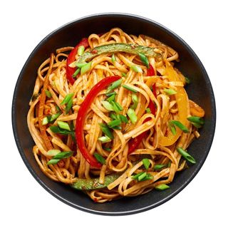 Wok de seitán con noodles, coco, tamari y verduras al dente
