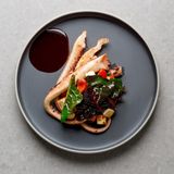 Tentacule de calamar,cașcaval halloumi și glazură din coacăză