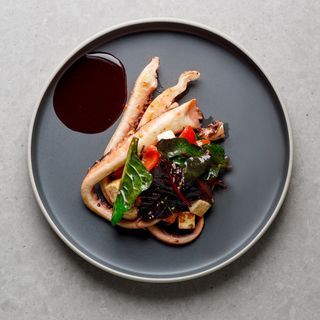 Tentacule de calamar,cașcaval halloumi și glazură din coacăză