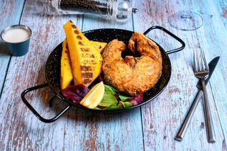 Calcan prăjit cu mămăliguță și mujdei